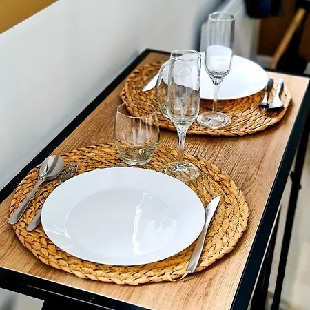 Ng Suitehome: Tourcoing Apartment with Netflix & Free Parking Exterior photo