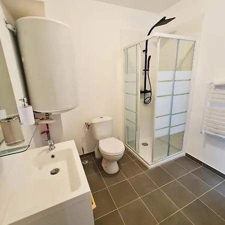 Ng Suitehome: Tourcoing Apartment with Netflix & Free Parking Exterior photo