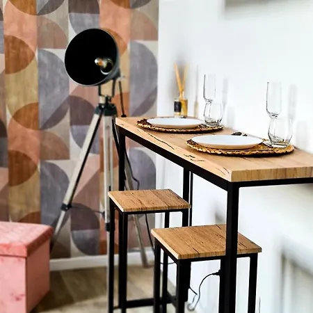 Ng Suitehome: Tourcoing Apartment with Netflix & Free Parking Exterior photo