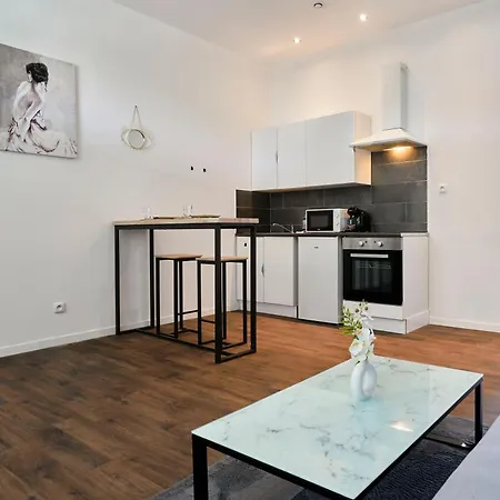 Ng Suitehome: Tourcoing Apartment with Netflix & Free Parking Exterior photo