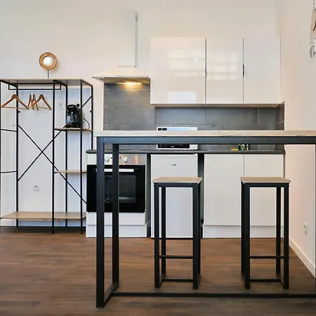 Ng Suitehome: Tourcoing Apartment with Netflix & Free Parking Exterior photo