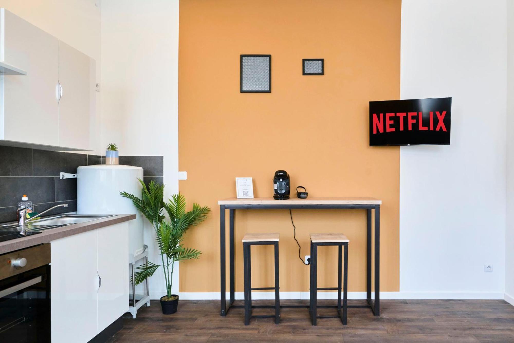 Ng Suitehome: With Netflix & Free Parking Apartment