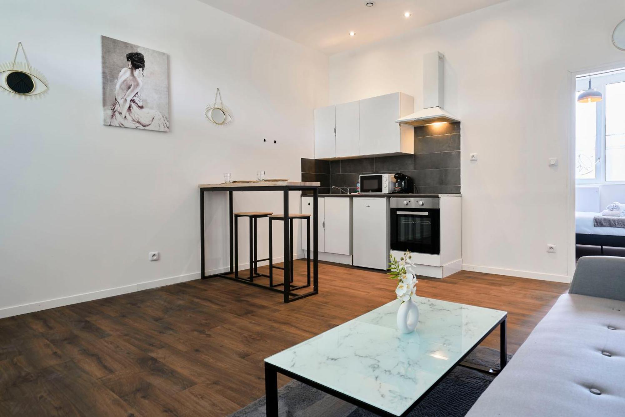 Ng Suitehome: With Netflix & Free Parking Apartment